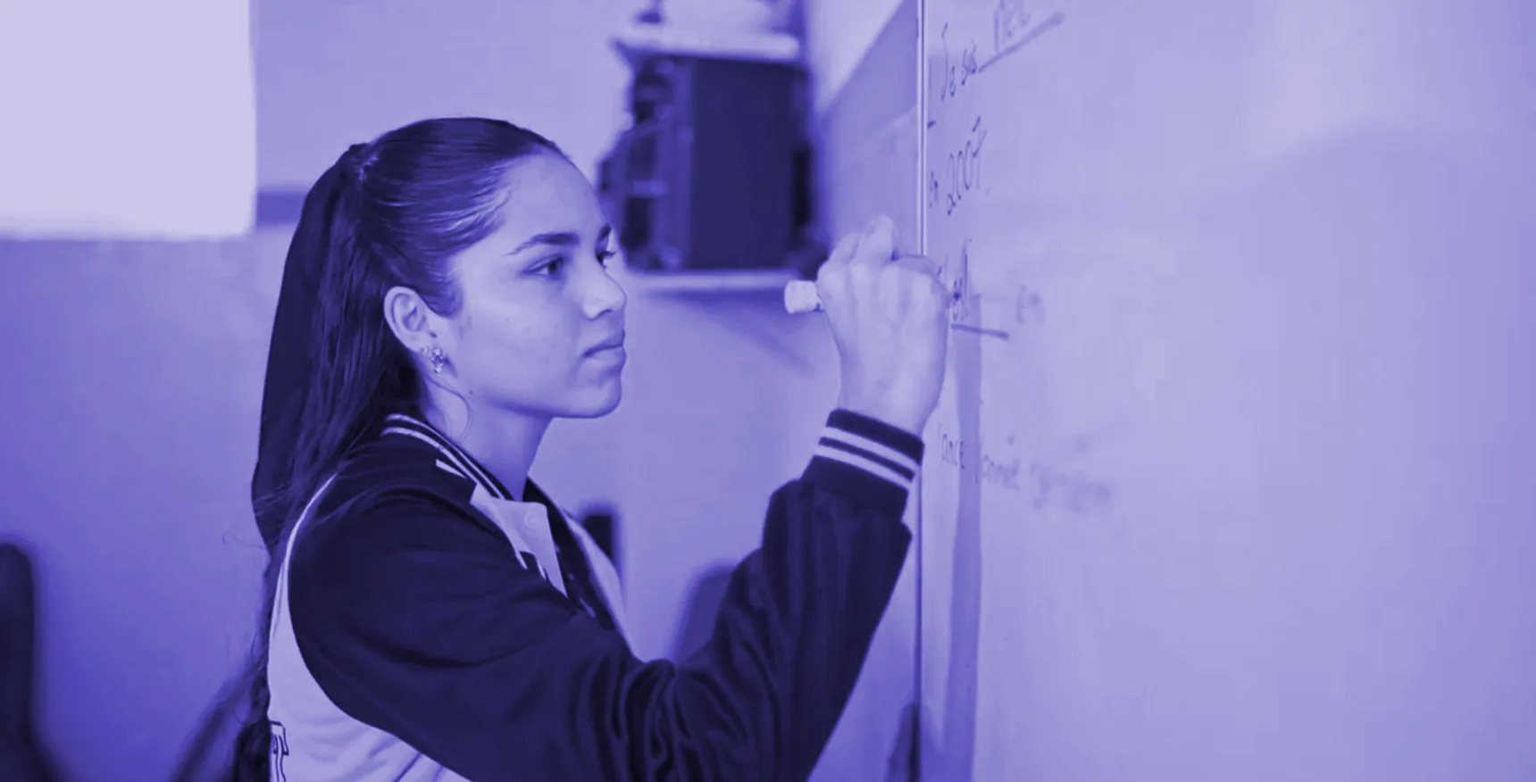 Alumna del Colegio Montfort resolviendo un ejercicio en el pizarrón