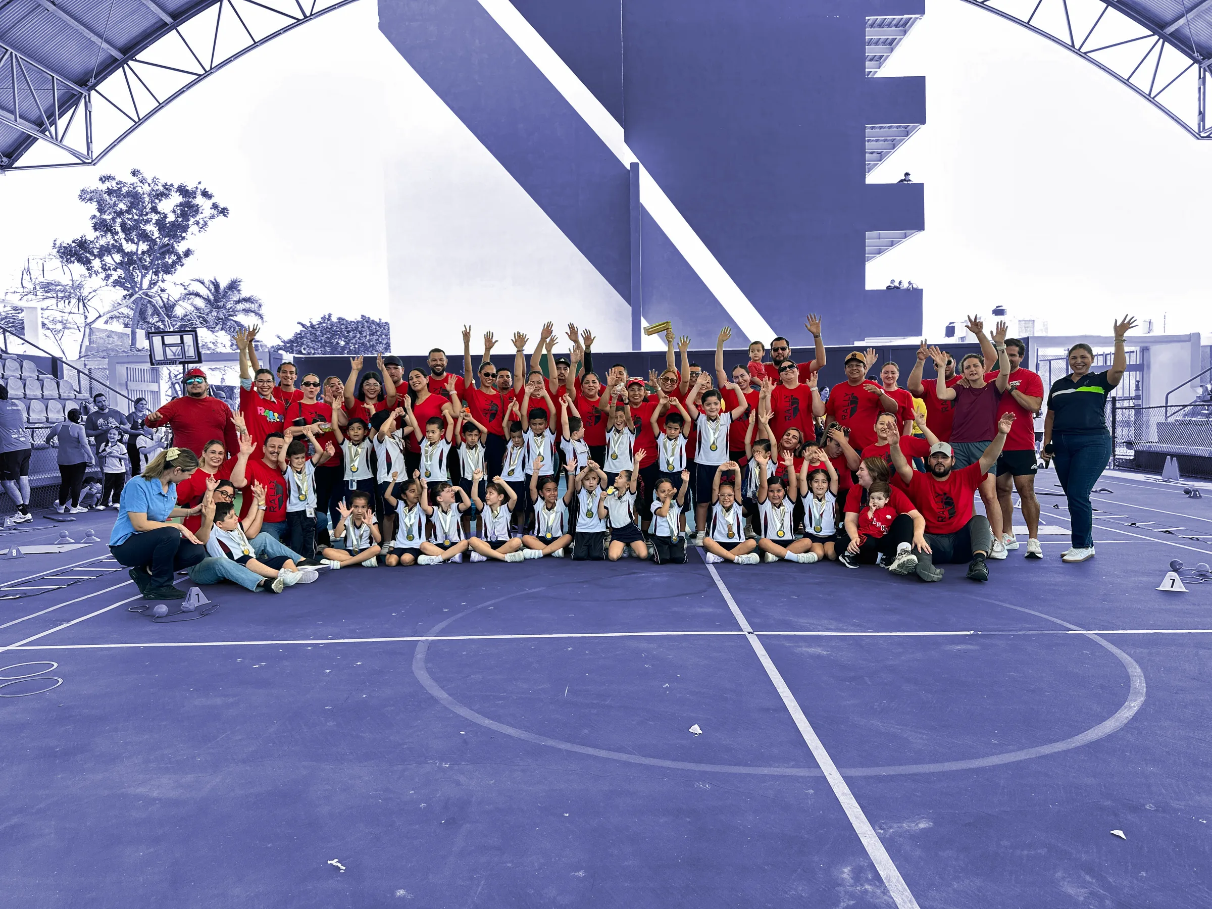 Alumnos y maestros del Colegio Montfort en la cancha