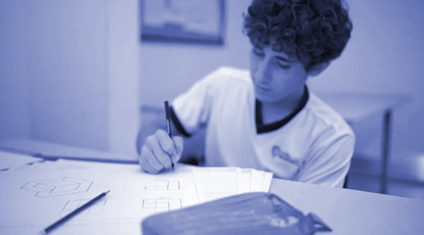 Alumno de preparatoria durante un examen