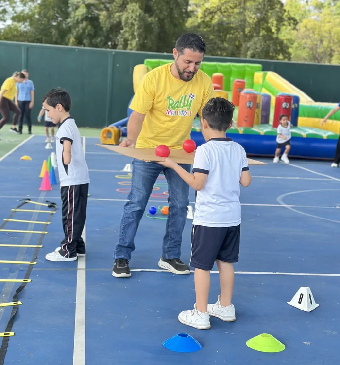 Alumnos entrenando atletismo