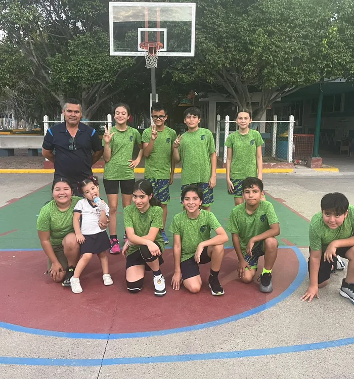 Alumnos jugando básquetbol