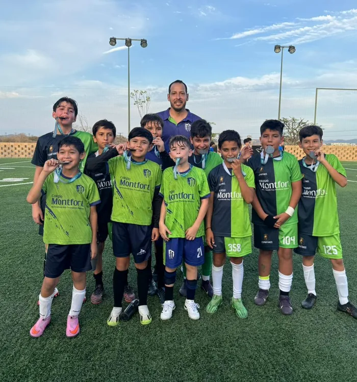 Equipo de fútbol del Colegio Montfort en la cancha