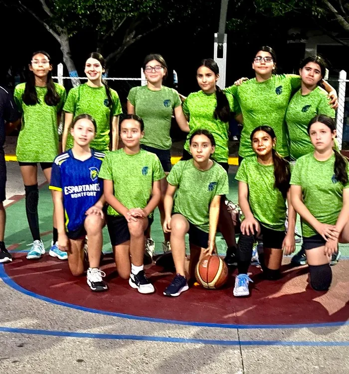 Equipo femenil de voleibol del Colegio Montfort en la cancha