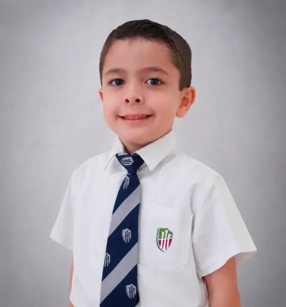 Alumno de kínder con el uniforme del colegio
