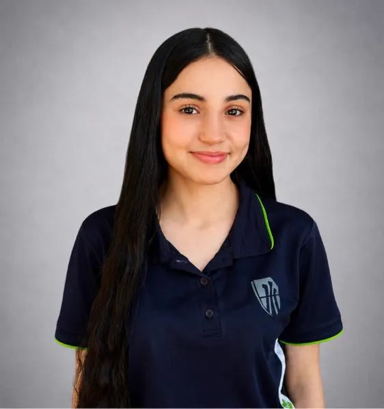 Alumna de preparatoria con la chamarra del colegio