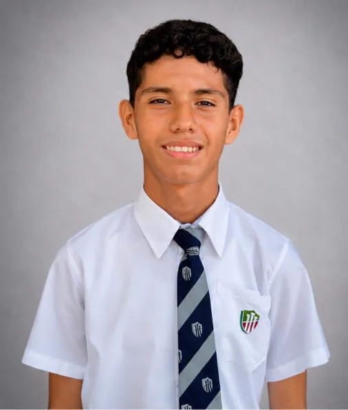 Alumno de secundaria con la chamarra del colegio