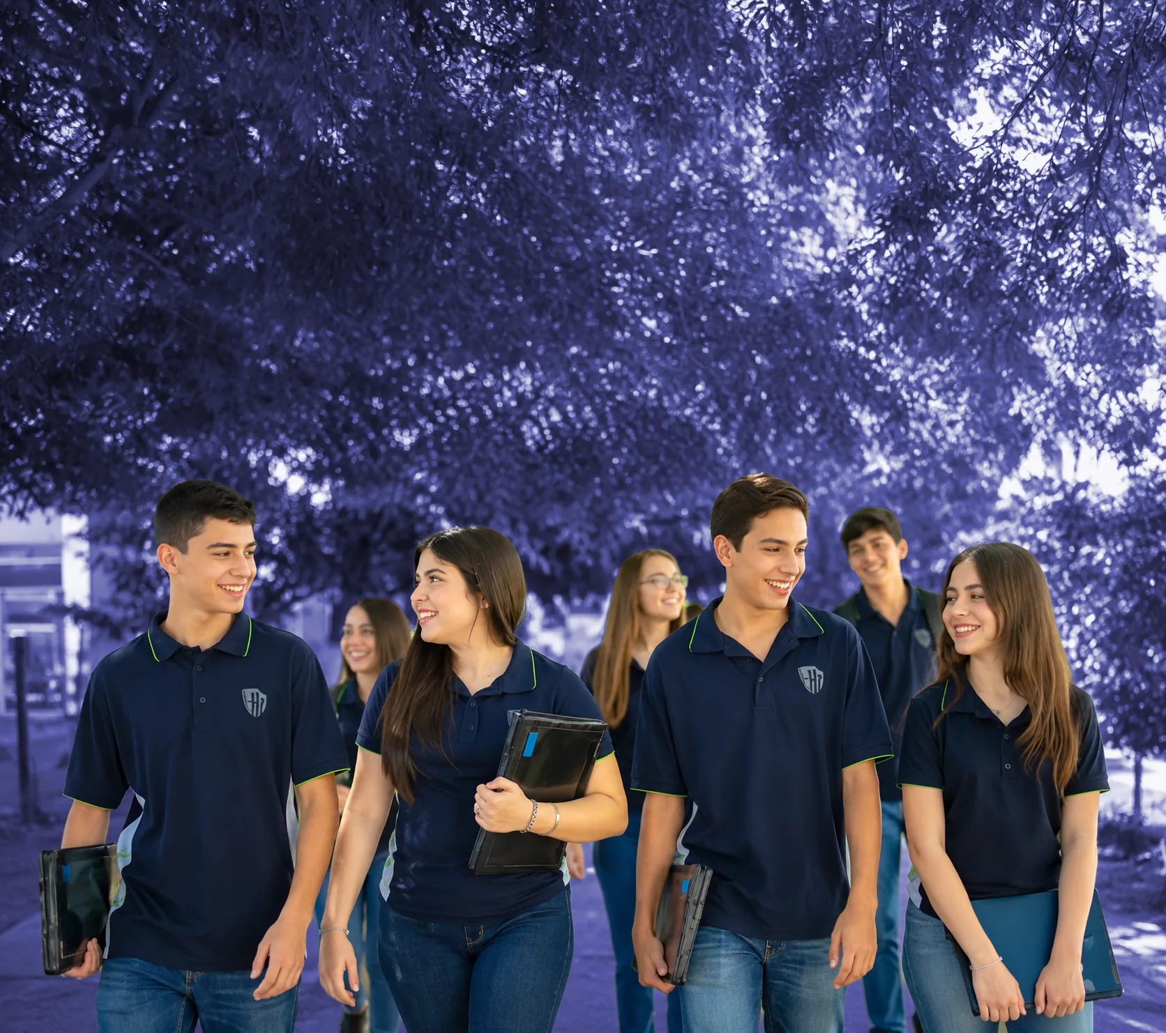 Alumnos de Colegio Montfort caminando por el campus