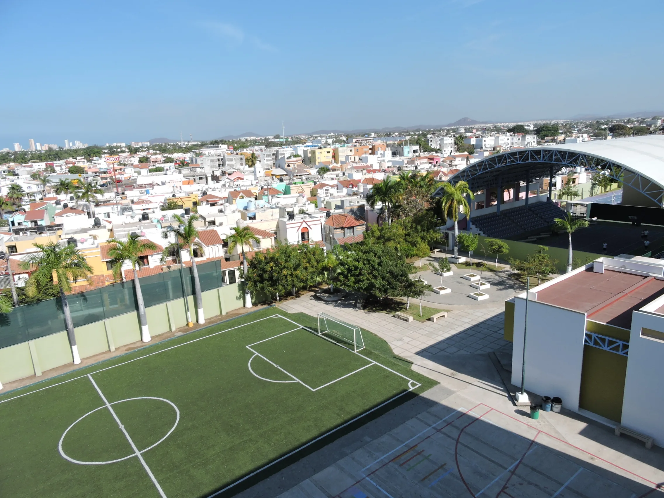 Vista aérea del campus con la cancha de fútbol y el domo
