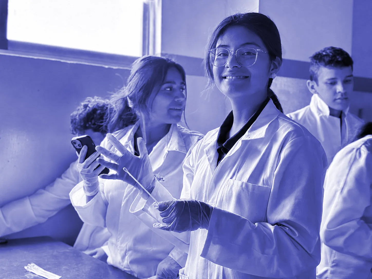 Alumnas de preparatoria en el laboratorio