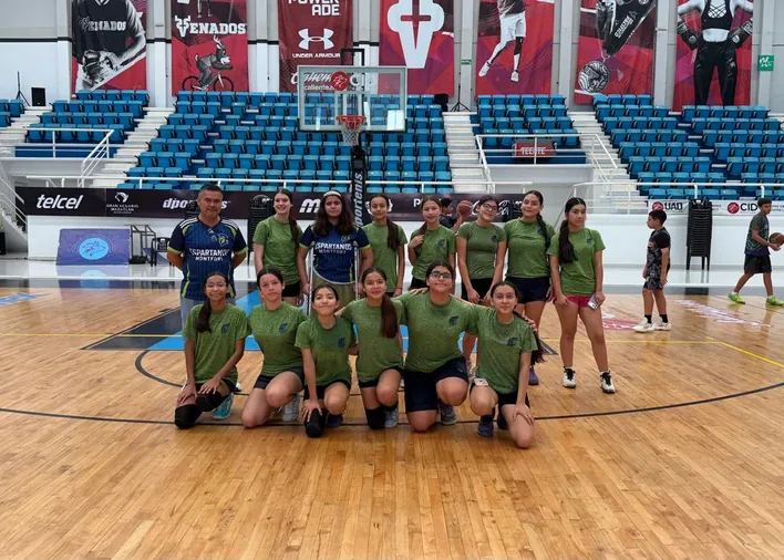 Equipo de voleibol del Colegio Montfort en la cancha