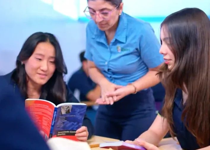 Alumnas de preparatoria leyendo en clase de idiomas