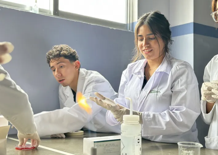 Alumnas de preparatoria en una práctica de laboratorio
