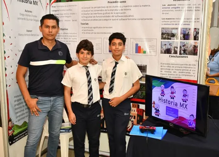 Alumnos presentando un proyecto de ciencia y tecnología