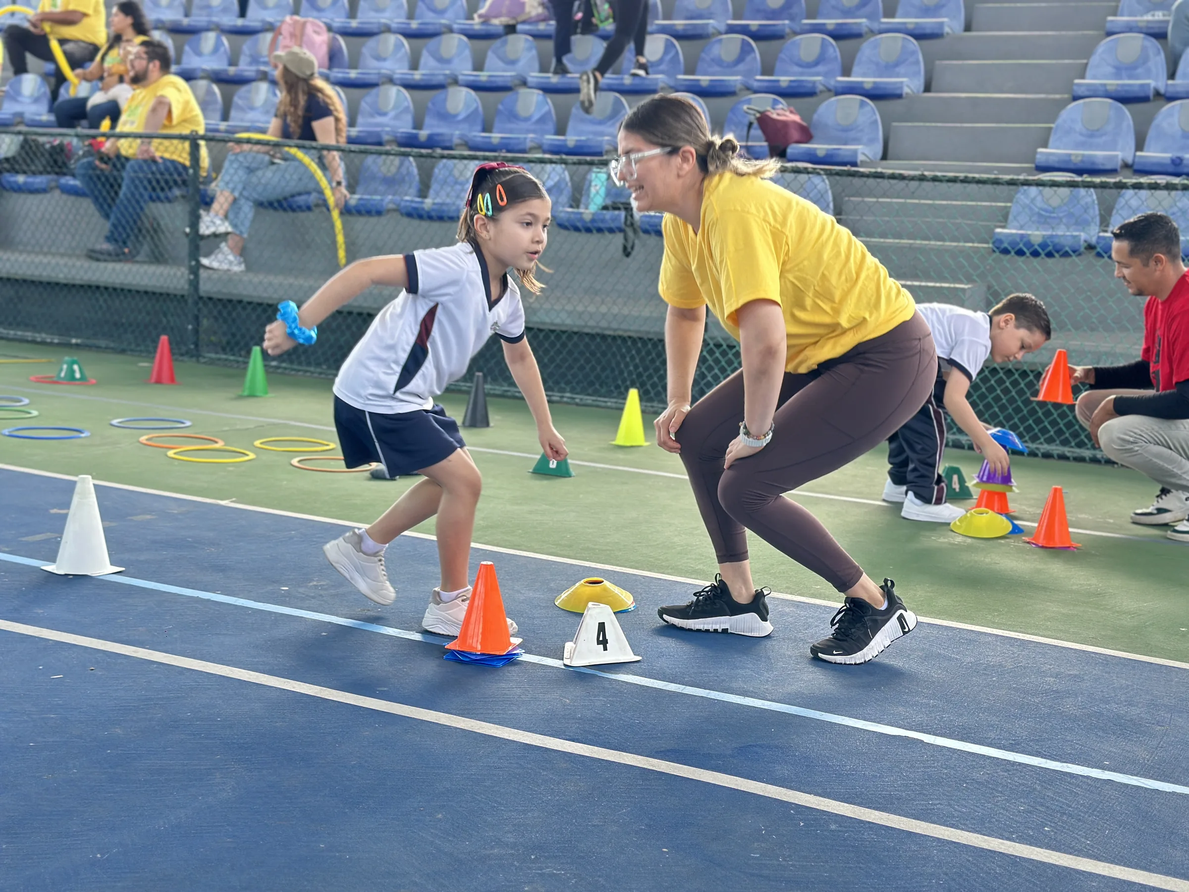 Alumnas de primaria en un entrenamiento de atletismo