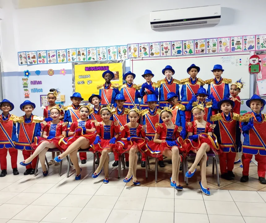 Alumnos de primaria con su vestuario de la Gala Navideña en el salón
