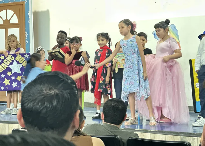 Alumnos de primaria en una presentación de cuentos