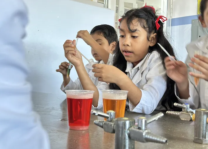 Alumnos de primaria en una práctica de laboratorio