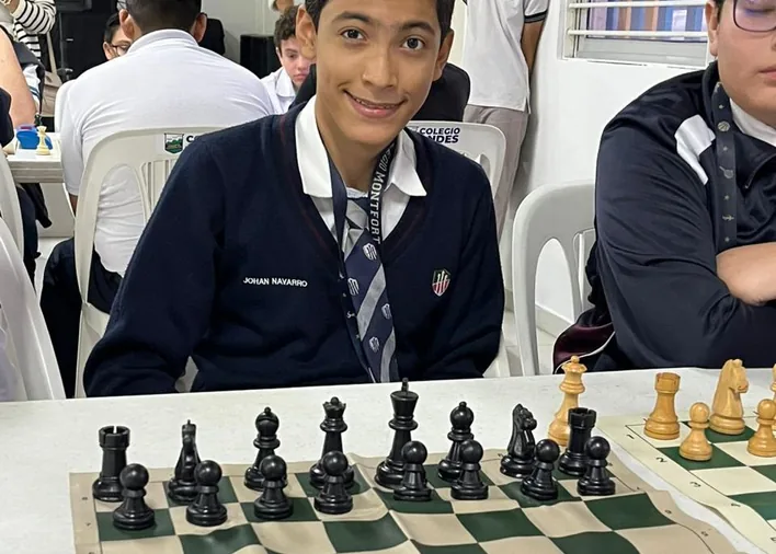 Alumno de primaria en un torneo de ajedrez