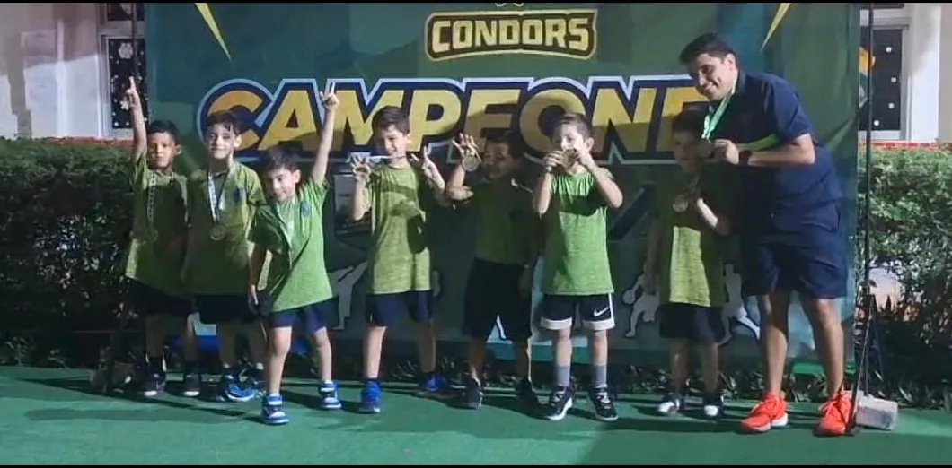 Equipo de básquetbol del Colegio Montfort celebrando el primer lugar de la Copa Andes