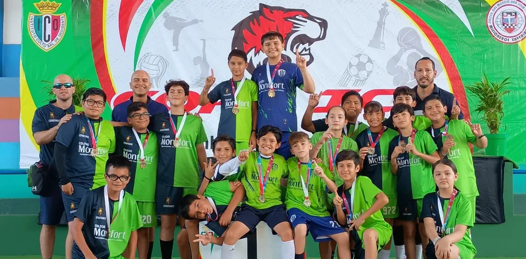 Equipo de fútbol del Colegio Montfort con sus medallas de la Copa ICO