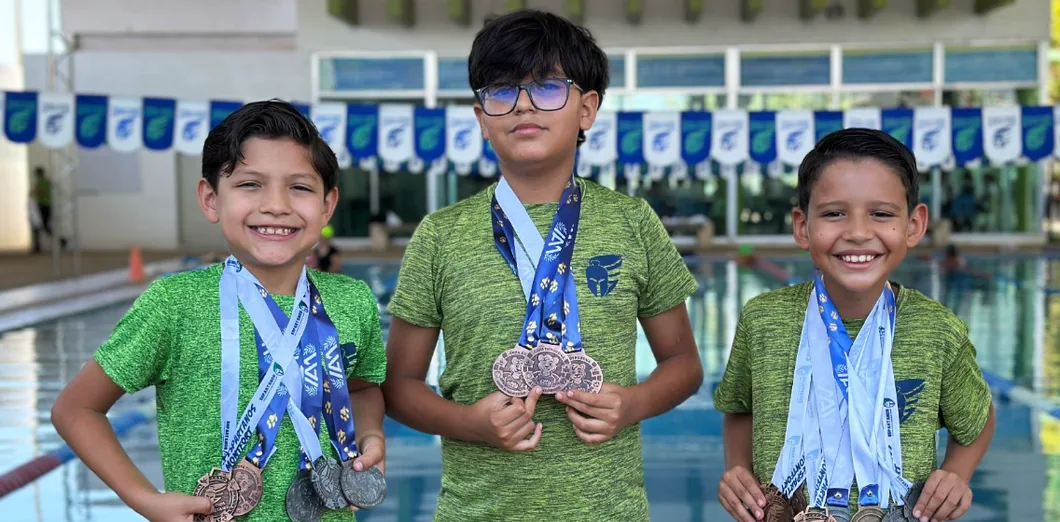 Nadadores del Colegio Montfort con las medallas de la Copa FEDAM