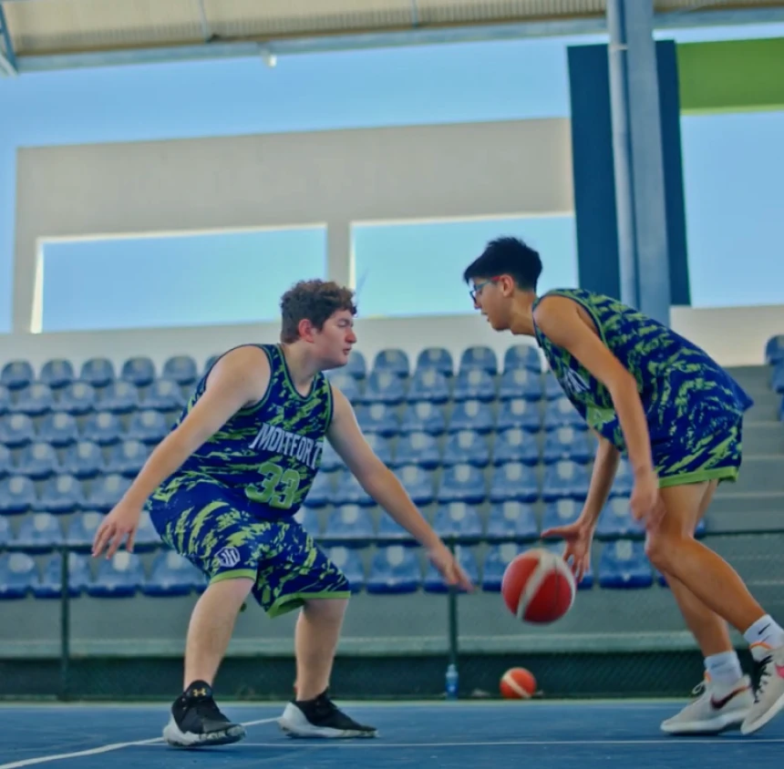 Alumnos entrenando básquetbol