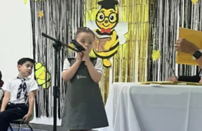 Alumna de kínder participando en el Spelling Bee en inglés