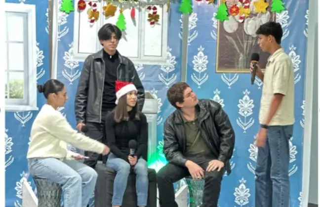 Alumnos de preparatoria en una obra de teatro de Discurso Público