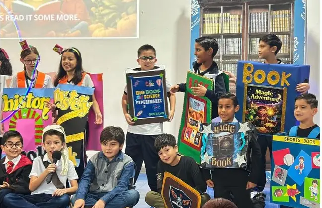 Alumnos de primaria en una puesta en escena en inglés sobre los libros