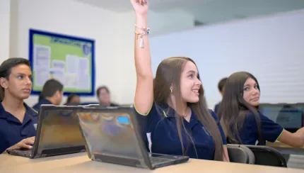 Alumnas y alumnos de Montfort trabajando con computadoras en clase