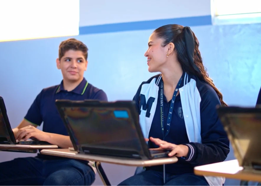 Alumnos programando en clase