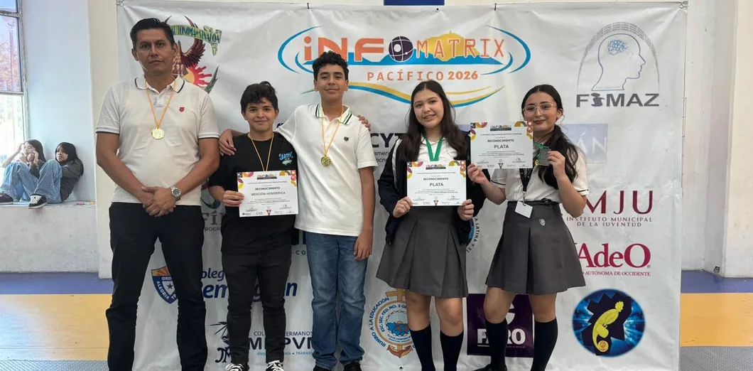 Alumnos premiados en Infomatrix Pacífico con sus reconocimientos