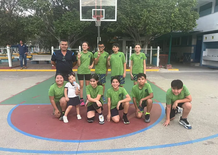 Alumnos de secundaria en la cancha de básquetbol