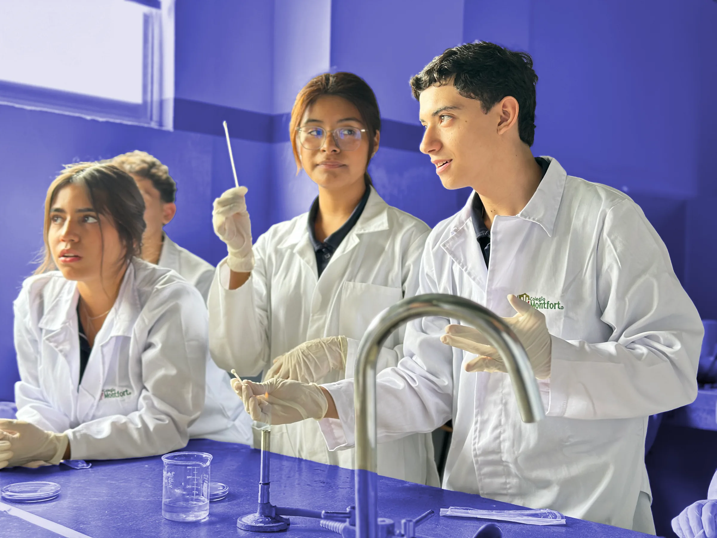 Alumnos de secundaria en el laboratorio