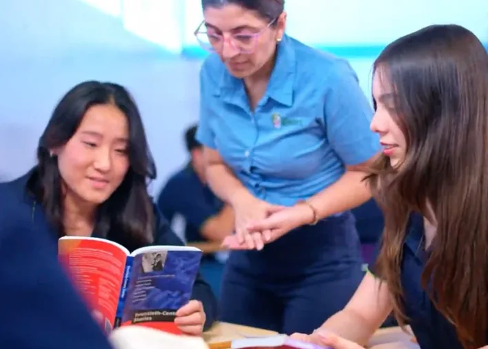 Alumnas de secundaria en clase de idiomas con su maestra