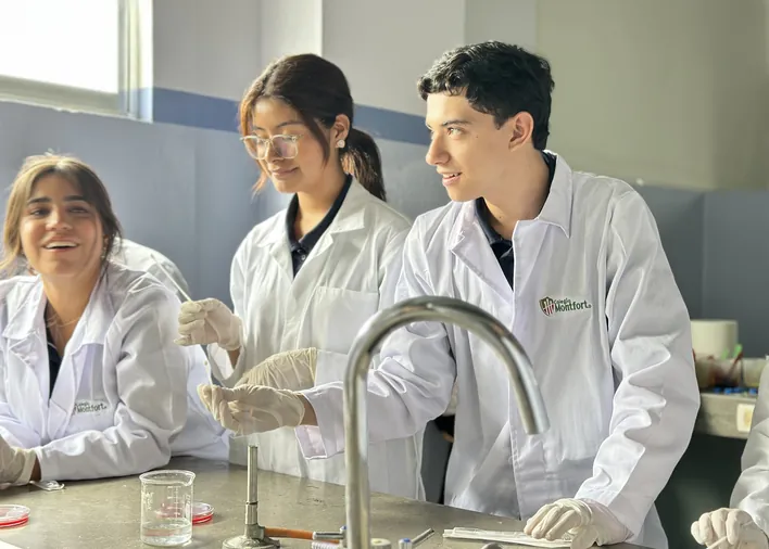 Alumnos en una práctica de laboratorio