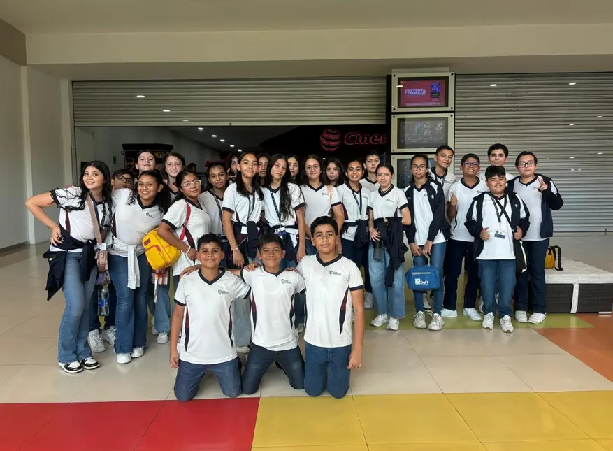 Alumnos de secundaria en la salida estudiantil al cine