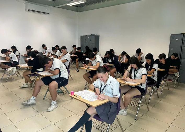Alumnos de secundaria durante un examen