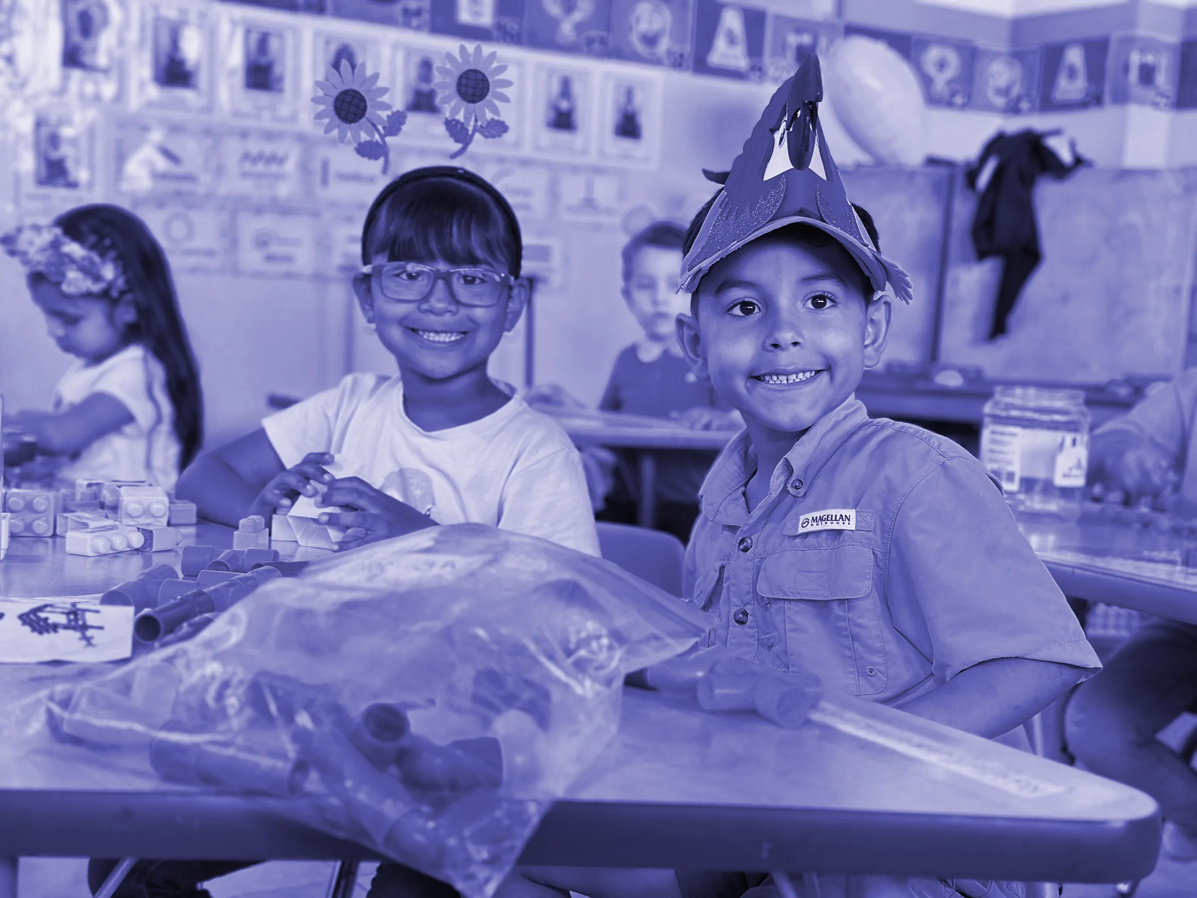 Alumnos de primaria trabajando en el salón