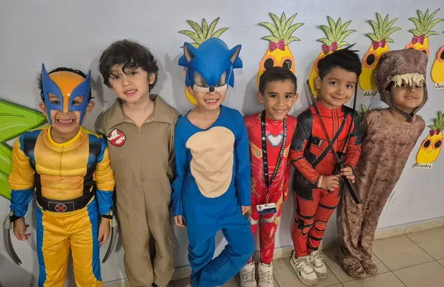 Alumnos de primaria disfrazados de superhéroes en el Fantasy Fest