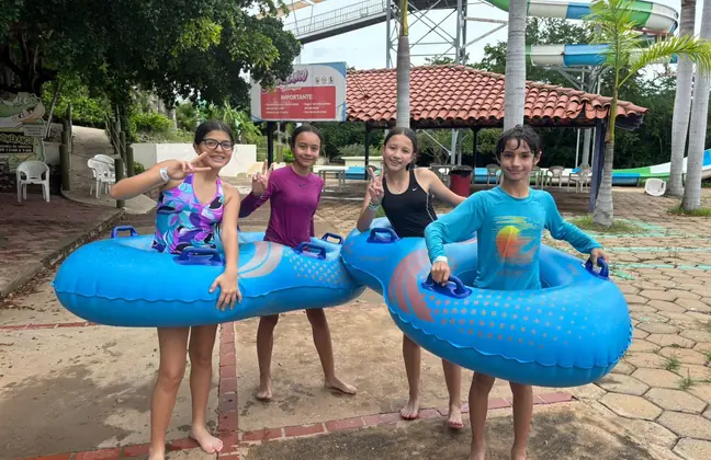 Alumnas de secundaria con flotadores en el parque acuático Mazagua