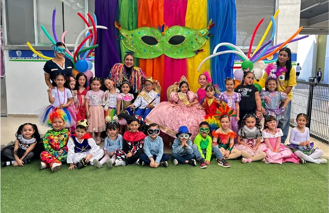 Grupo de alumnos de kínder disfrazados durante el carnaval del colegio