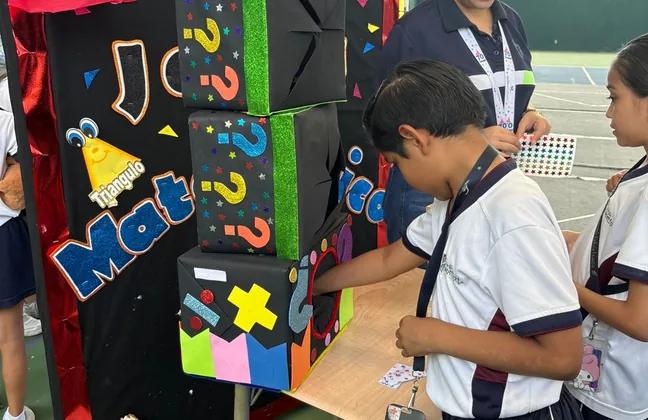 Alumnos de primaria en uno de los puestos de la Feria Divertimática