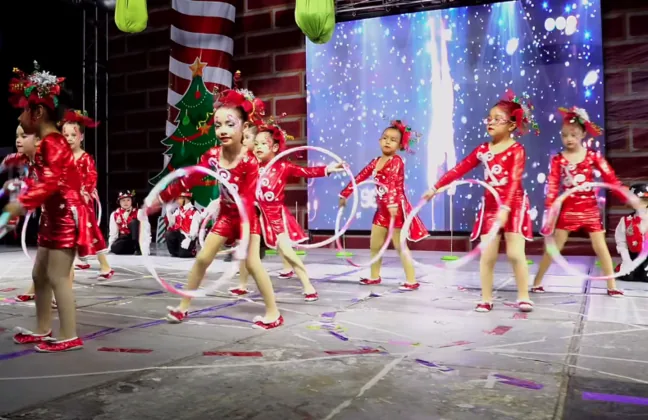 Alumnas de primaria bailando con aros en la Gala Navideña