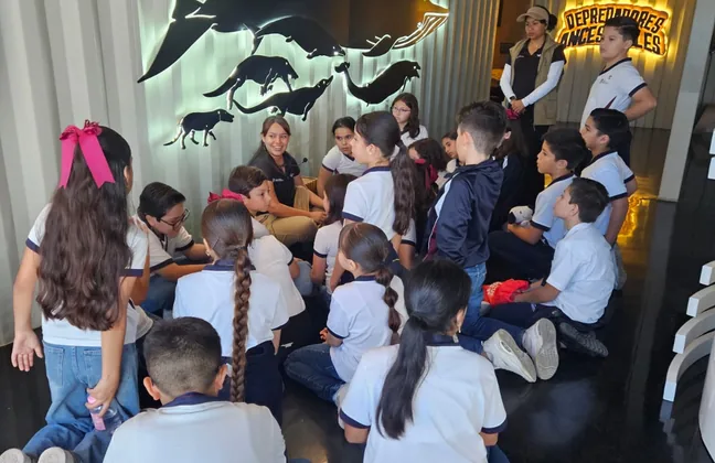 Alumnos de primaria frente al esqueleto de ballena del museo MUNBA