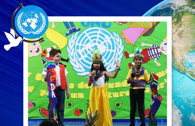 Alumnos de primaria con trajes típicos en la representación de Naciones Unidas