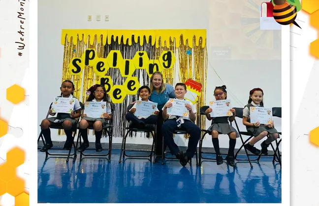 Alumnos de primaria en el escenario del Spelling Bee